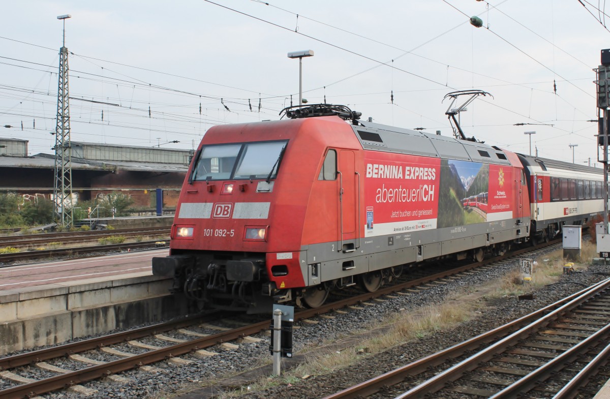 Bild 147:
Am 13.10.2015 bespannte 101 092-5, die letzte 101 die gebaut wurde, den EC 9 Hamburg-Chur bis Basel SBB. Hier zu sehen ist die Lok beim Halt in Dortmund Hbf.