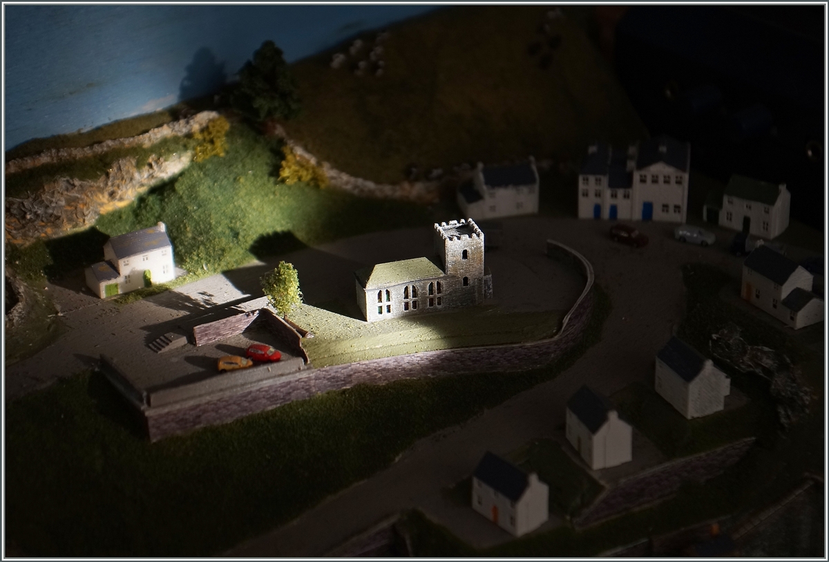 Bild 2:  Licht und Schattenspiel im T-Gauge Massstab 1:450; Die weit hinten im Zimmer stehende Anlage  erhält an diesem besonderen Tag einen kleinen, aber kräftigen Lichtstrahl geschenkt. 

24. Dezember 2015