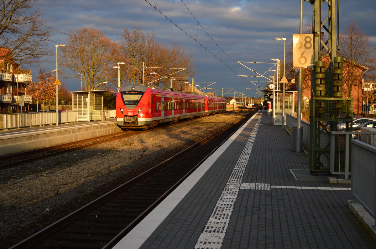 Bild vom 23.3.2016/ ein S8 Zug nach Mönchengladbach fährt hier gerade in Korschenbroich ein.
