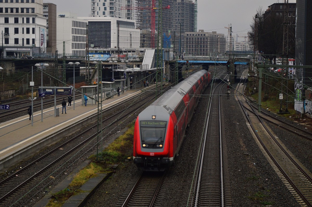 Bild aus Düsseldorf am Wehrhahn, es zeigt einen RE1 nach Aachen Hbf der von der 146 273 geschoben wird. 14.2.2016