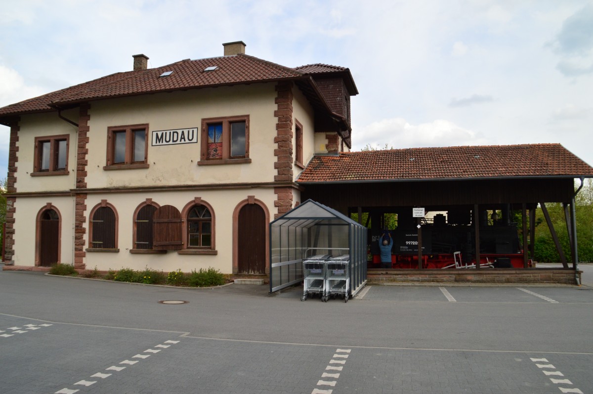 Bild vom Bahnhofsgebäude und dem Unterstand in Mudau. 21.4.2014