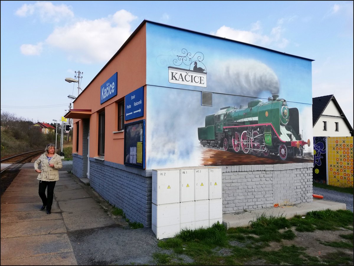 Bild einer Dampflokomotive auf einem Bahnhofsgebäude Kacice am 6.4.2019.