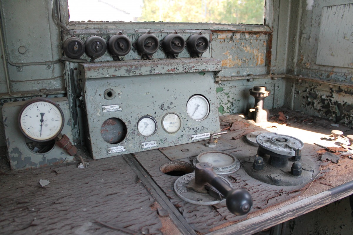 Bild vom Führerstand einer Rangierlok im BW Nördlingen. Alles noch vorhanden, auch wenns schon ein bisschen in die Jahre gekommen ist. Gesehen beim Museumstag am 23.08.2015.