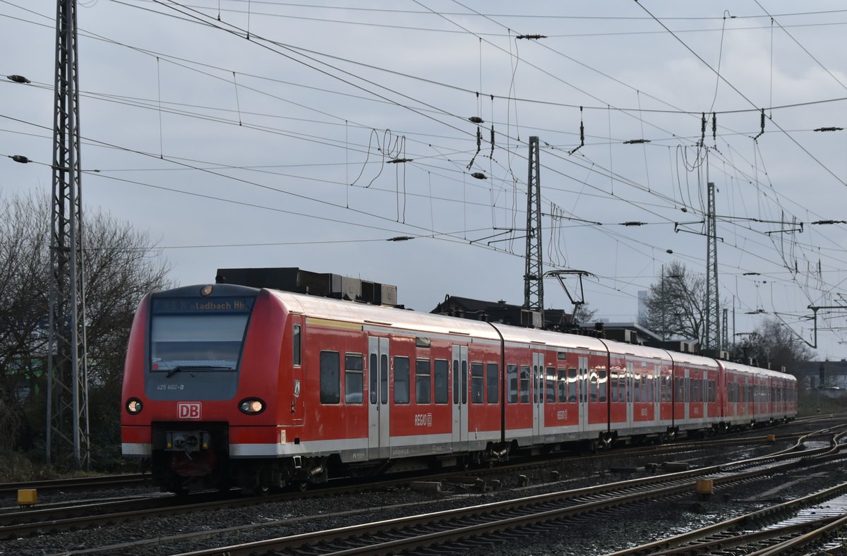 Bild vom RE 8 nach Mönchengladbach am 9.12.2017 verlässt der Zug Grevenbroich.
