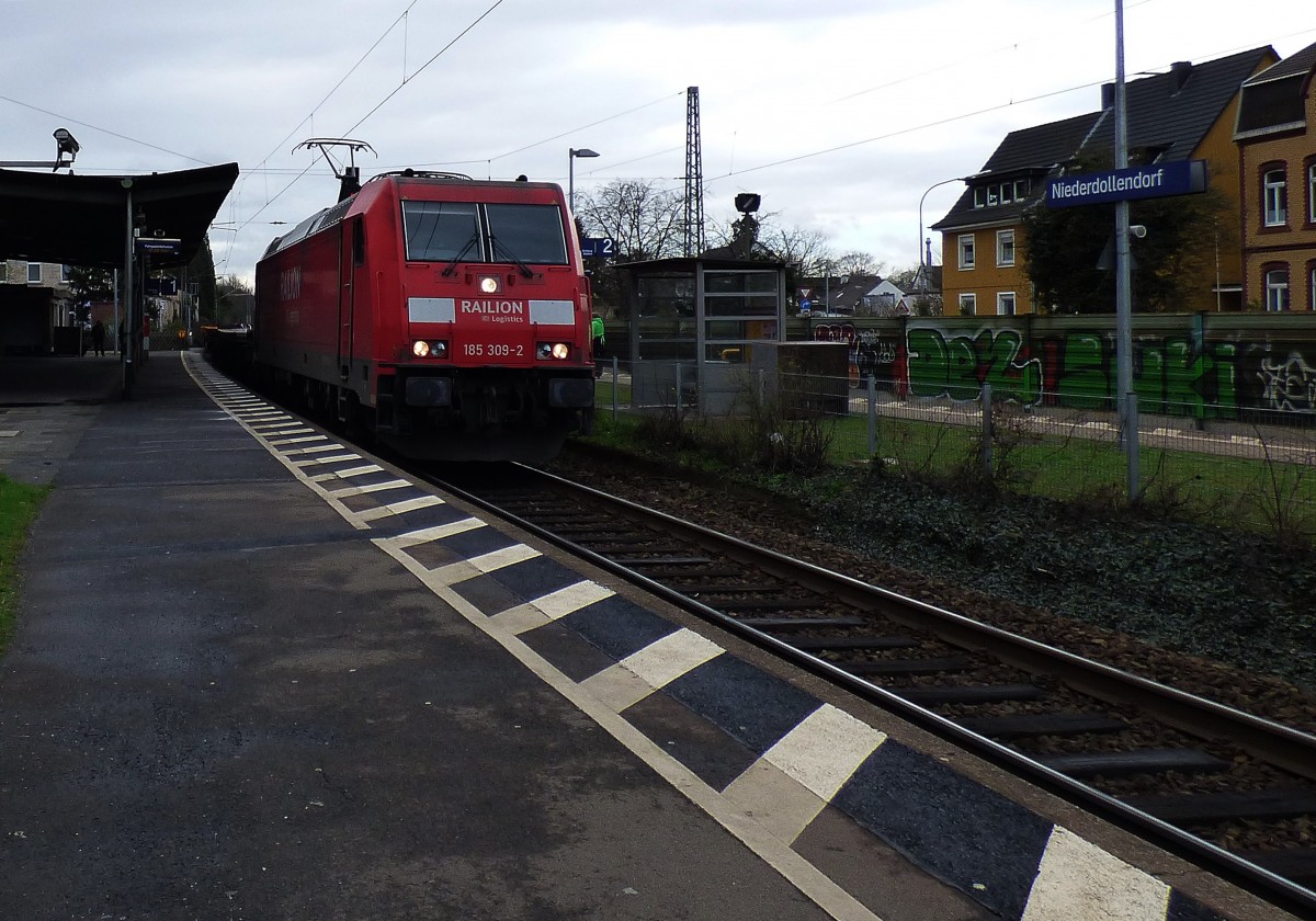 Bild sieht zwar schief aus ist es aber nicht der Bahnsteig in Niederdollendorf ist in einer kurve gelegt , hier sieht man eine 185 309-2 von railion bei der durchfahrt des Bahnhofs Niederdollendorf , den 01.04.2015
