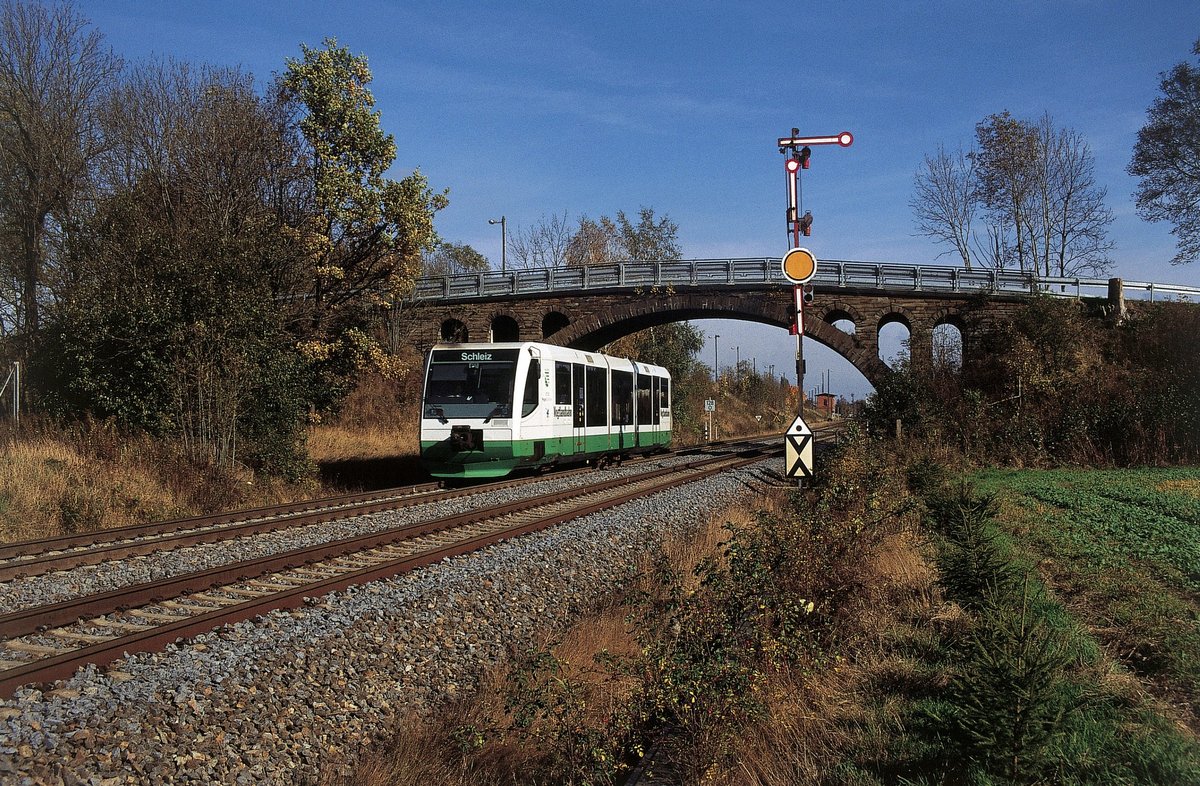 Bilder aus 20 Jahre Vogtlandbahn, Bild vom Dia.
VT31 war der zuerst gelieferte RegioSprinter der Vogtlandbahn und wurde 2016 nach Österreich verkauft, dort wird er im Saisonverkehr auf der Wachaubahn eingesetzt.
Auf dem Bild ist er noch weitestgehend im Lieferzustand unterwegs als RB8687 von Plauen ob. Bf nach Schleiz West, hier bei Ausf. aus dem Bf Mehltheuer am 16.10.1998. Heute ist hier nichts mehr wie auf dem Bild, der Bf umgebaut auf ESTW, die Brücke durch einen Neubau ersetzt und die Strecke nach Hof elektrifiziert.  