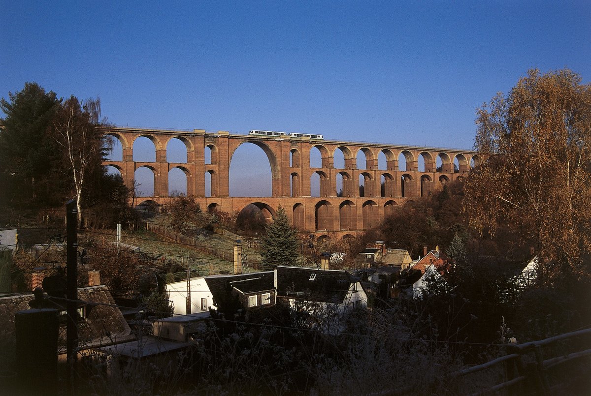 Bilder aus 20 Jahre Vogtlandbahn, Bild vom Dia.
Das imposanteste Bauwerk im Einsatzgebiet ist die Göltzschtalbrücke, welche 2 RegioSprinter, als 81962 am 04.11.1999, befahren.