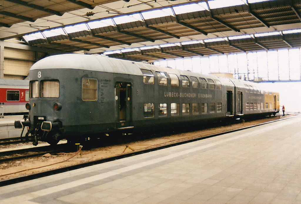 Bilder aus dem Schuhkarton auf bestem ORWO-Color. Der Doppelstock-Stromlinien-Wendezugwagen LBE-DW 8 der Lübeck-Büchener Eisenbahn steht im August 2000 im Chemnitzer Hauptbahnhof. Vermutlich war er damals zum Heizhausfest des SEM ausgestellt.