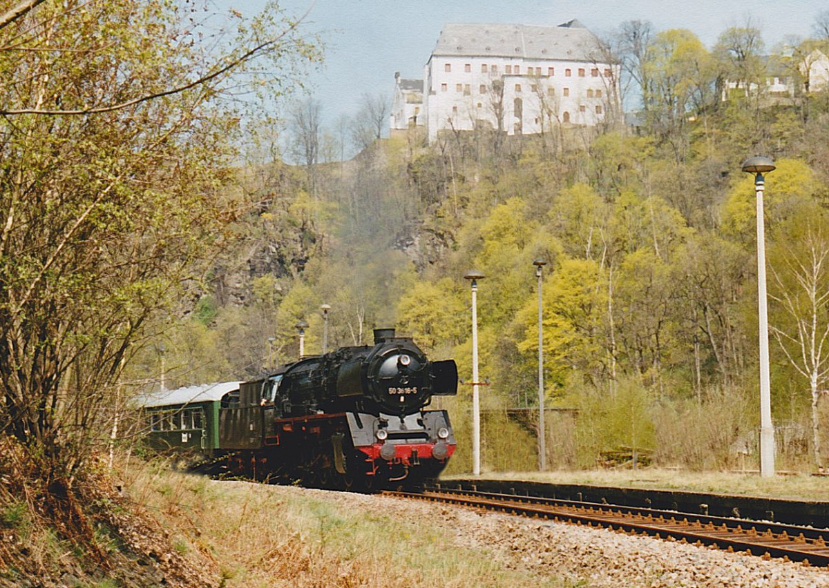 Bilder aus dem Schuhkarton auf bestem ORWO-Color. Im April 2000 war die Schwarzenberger 50 3616-5 mit einem Sonderzug im Zschopautal unterwegs. Diese Aufnahme entstand in Wolkenstein mit der Burg im Hintergrund.