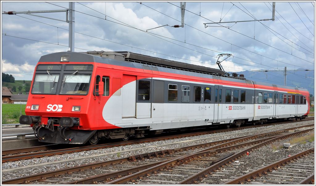 Bilder aus der March zwischen Pfäffikon SZ und Ziegelbrücke. S27 8260 mit RBDe 566 076 in Siebnen-Wangen. (24.09.2015)