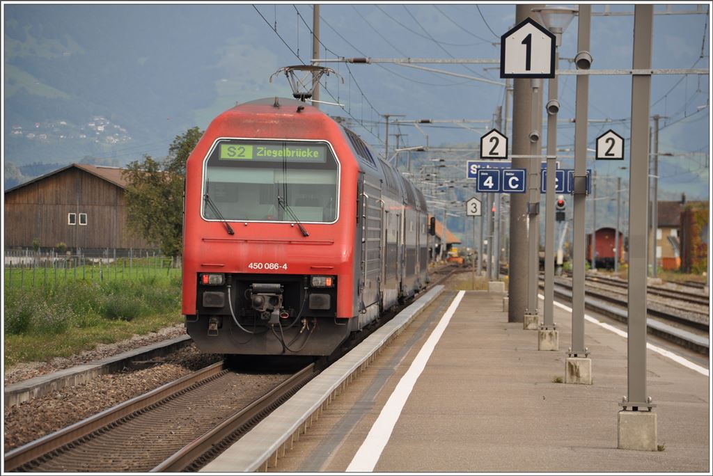 Bilder aus der March zwischen Pfäffikon SZ und Ziegelbrücke. S2 18235 mit 450 086-4 in Siebnen-Wangen. (24.09.2015)