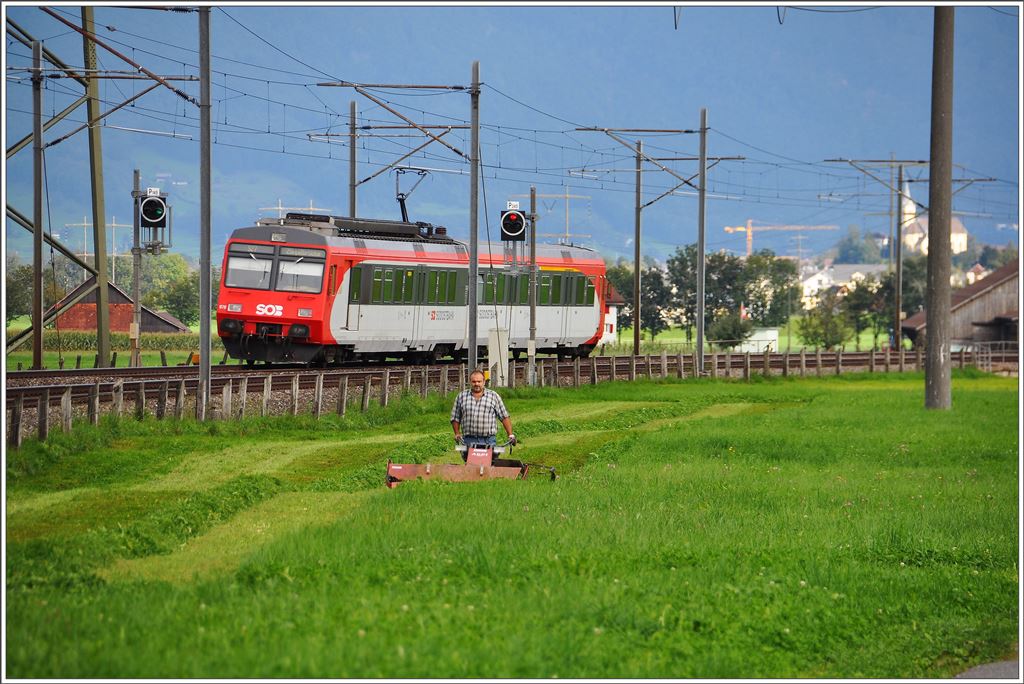 Bilder aus der March zwischen Pfäffikon SZ und Ziegelbrücke. S27 8255 mit SOB RBDe 566 076  zwischen Schübelbach-Buttikon und Siebnen-Wangen. (24.09.2015)