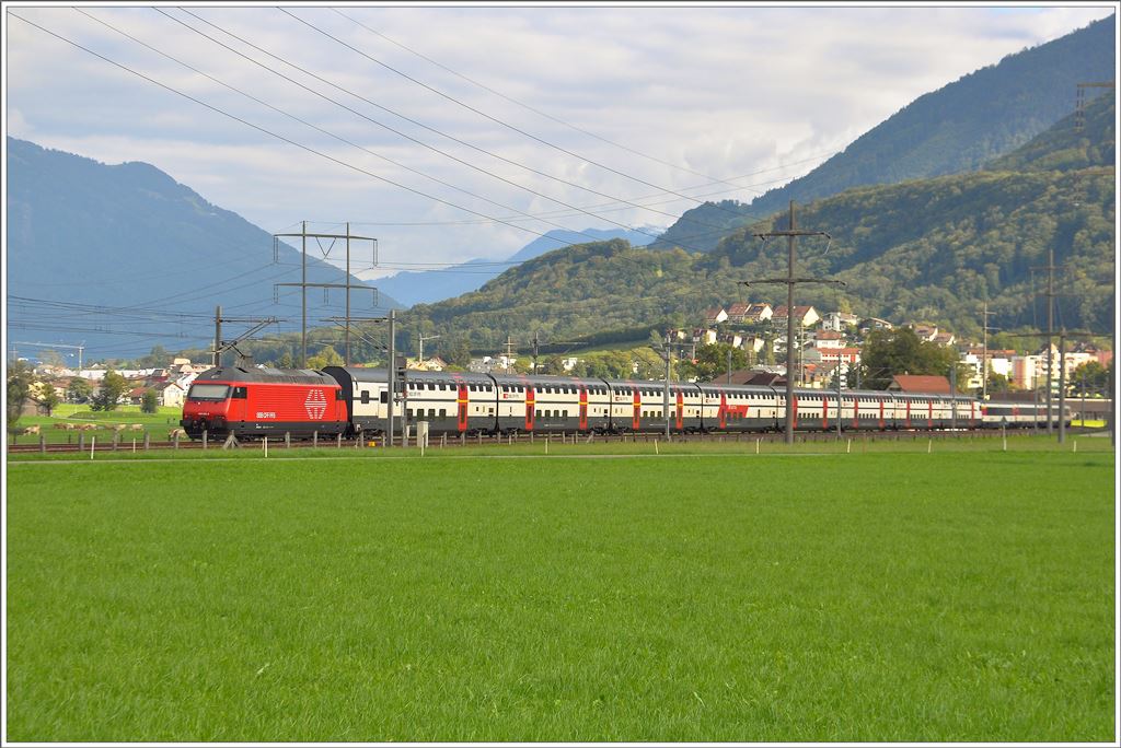 Bilder aus der March zwischen Pfäffikon SZ und Ziegelbrücke. EC207 mit 460 005-2 zwischen Siebnen-Wangen und Schübelbach-Buttikon. (24.09.2015)