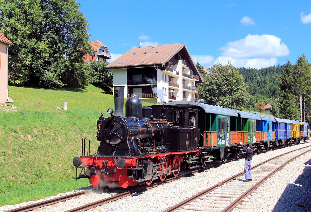 Bilder von der Coni'fer (Chemin de fer touristique Vallorbe - Pontarlier): Der Zug bereitet sich auf die Abfahrt in Les Hôpitaux-Neufs vor. 11.August 2018 