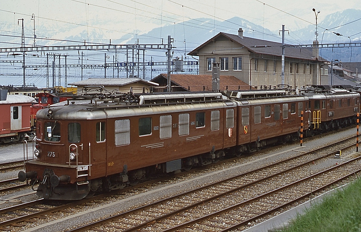 Bilder von der Lötschbergbahn im Mai 1981: Blick in das Depot Spiez mit der Ae 8/8 275, dahinter eine Ae 6/8 (Anmerkung: Nur ungefähre Positonsangabe)