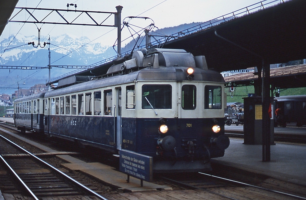 Bilder von der Lötschbergbahn im Mai 1981: Der 1935 gebaute ABDe 2/8 701 der SEZ war zu diesem Zeitpunkt noch unentbehrlich. Hier steht er als Personenzug ins Simmental abfahrbreit im Bahnhof Spiez. 1985 wurde er abgestellt und verschrottet.