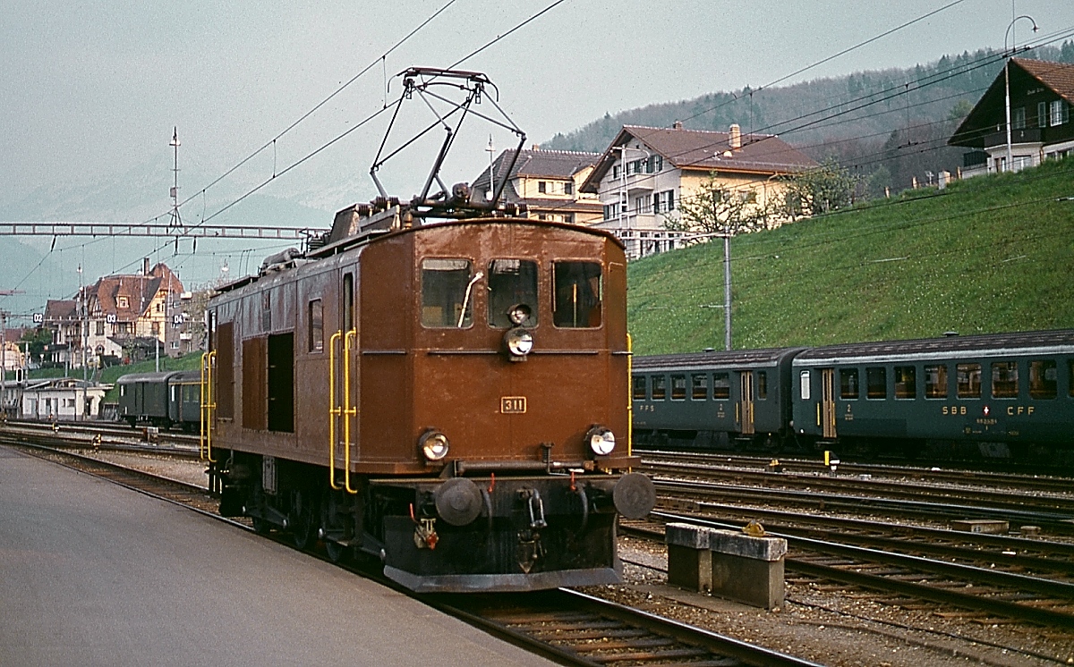 Bilder von der Lötschbergbahn im Mai 1981: Die Ce 4/4 311 wurde Anfang der 1920er Jahre als Ce 4/6 in Dienst gestellt und in den 1950er Jahren zur Ce 4/4 umgebaut. Zuletzt war sie nur noch im Rangierdienst wie hier in Spiez eingesetzt. Als letzte ihrer Baureihe schied sie nach 81 Jahren aus dem Betriebsdienst aus.