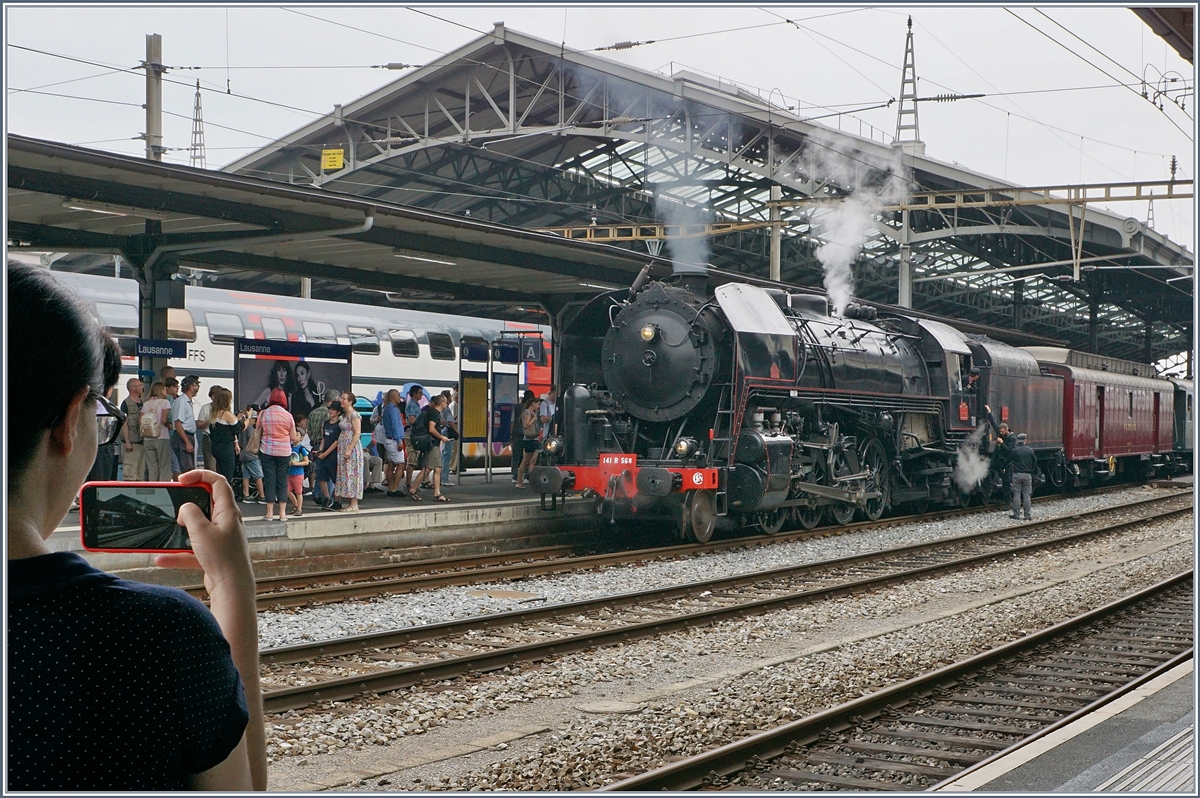 Bilderklau oder eine geniale Bildidee (deren Ausführung natürlich noch etwas Verbesserungspotential enthält)?
Ein bzw zwei etwas andere Bilder der SNCF 141 R 568 in Lausanne.
24. Juni 2017