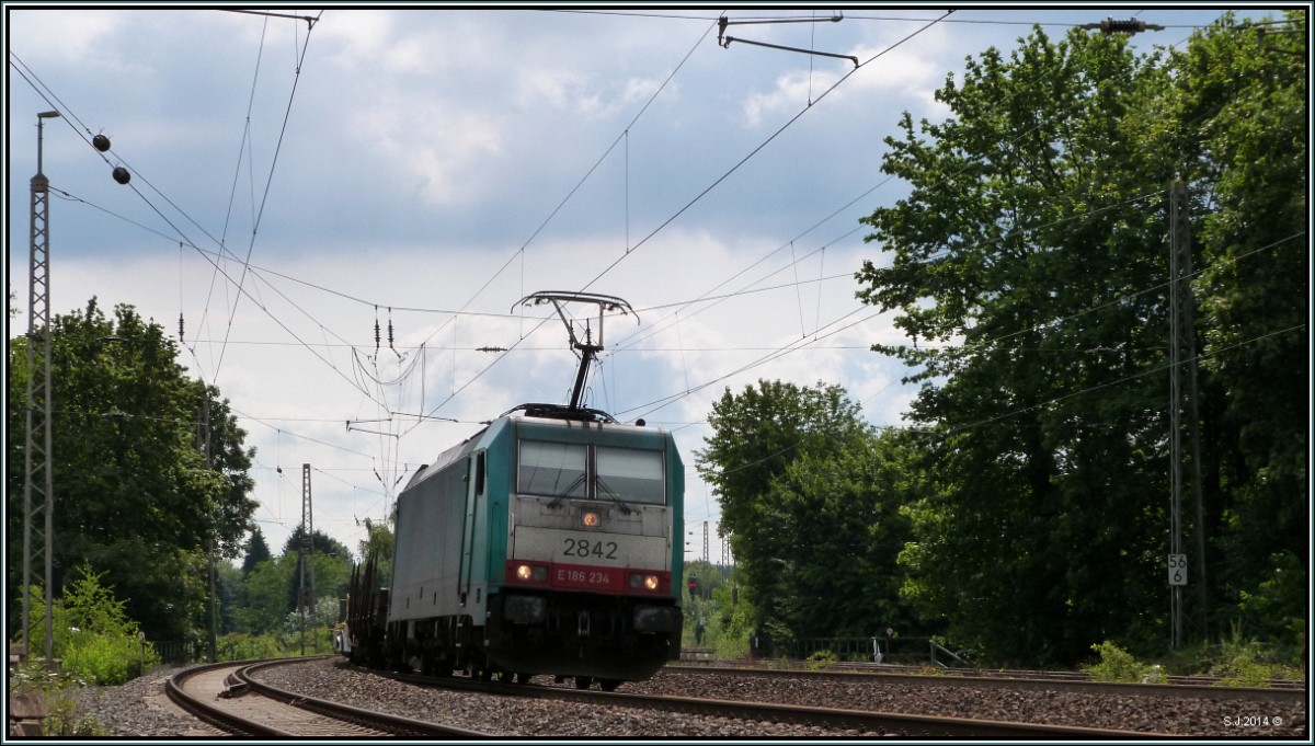 Bildlich eingefroren wurde diese belgische E-186 (Cobra)im Gleisbogen bei Eschweiler auf der Kbs 480 am 30.Juli 2014.