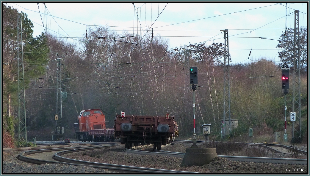 Bildlich festgehalten im Dezember 2013.Der Gleisbogentanz einer BBL Diesellok mit 
Niederbordwaggons.Nachschuß am Bahnhof Eschweiler auf der Kbs 480.