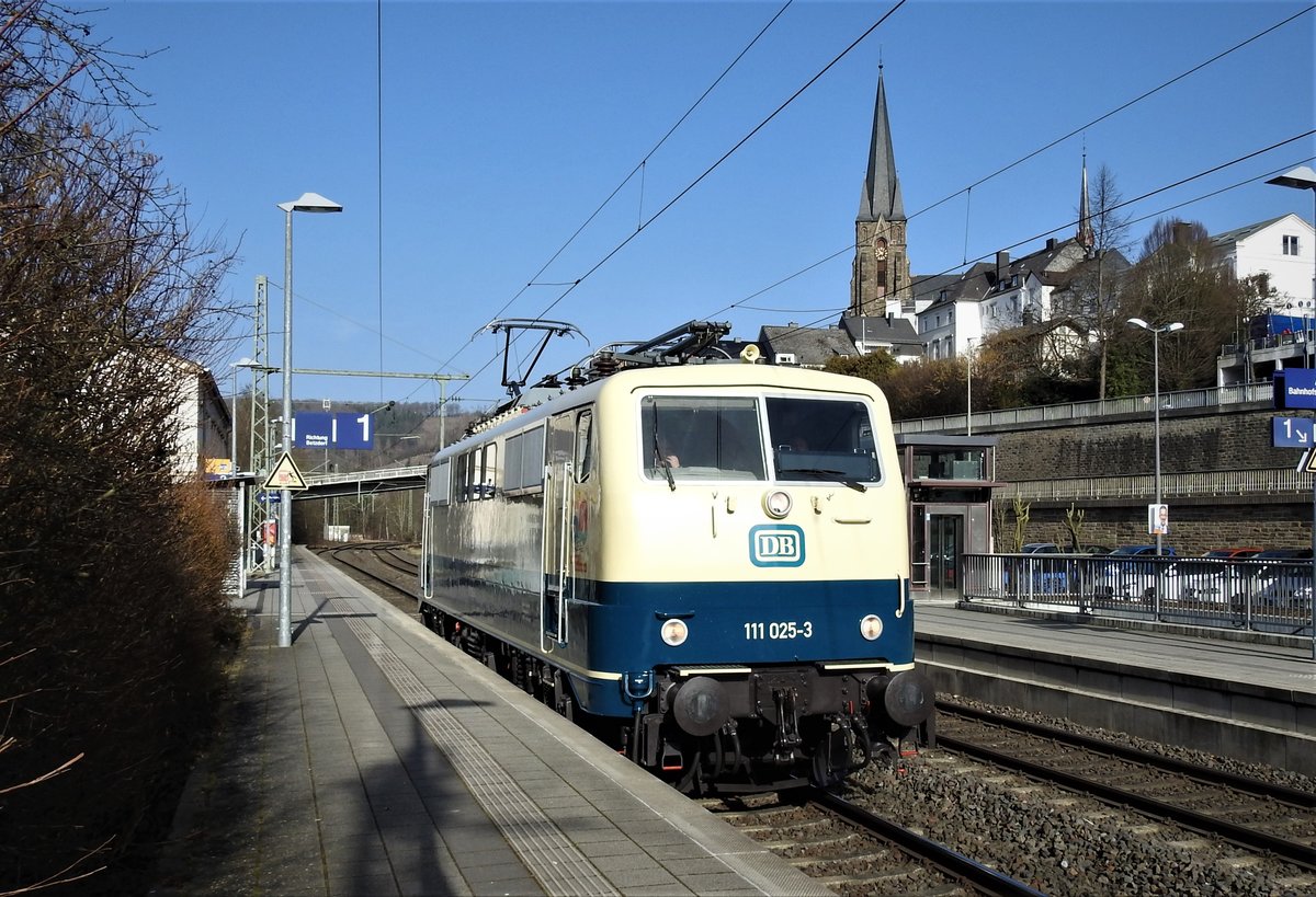 BILDSCHÖN: 111 025-3 AUF SOLOFAHRT IM BAHNHOF KIRCHEN/SIEG

Bildschöne E-Lok,die 111 025-3 am 25.2.2021 auf Solofahrt im Bahnhof KIRCHEN/SIEG....