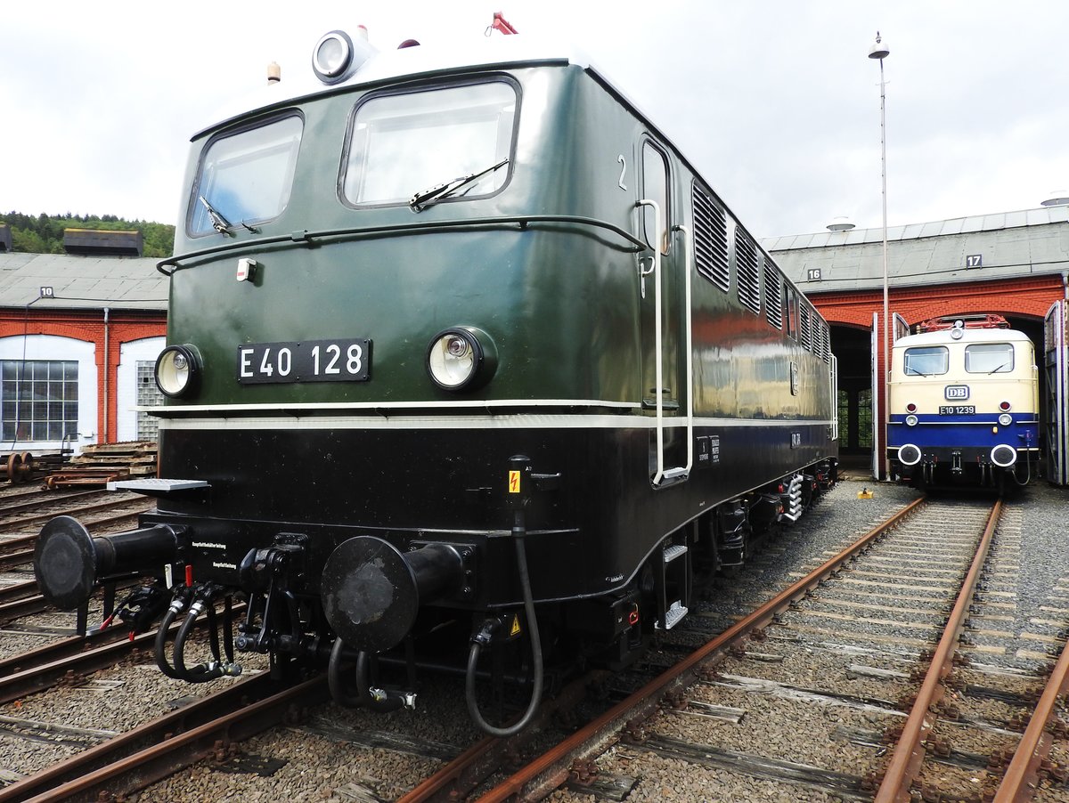 BILDSCHÖN: E 40 128 UND E 10 1239 BEIM LOKSCHUPPENFEST 2018 SIEGEN
Altgedient,aber immer noch schön anzuschauen- E40 128 in sattem Dunkelgrün und
E10 1239 in BEIGE/DUNKELBLAU beim Lokschuppenfest vor dem Ringlokschuppen
SIEGENam 25.8.2018....