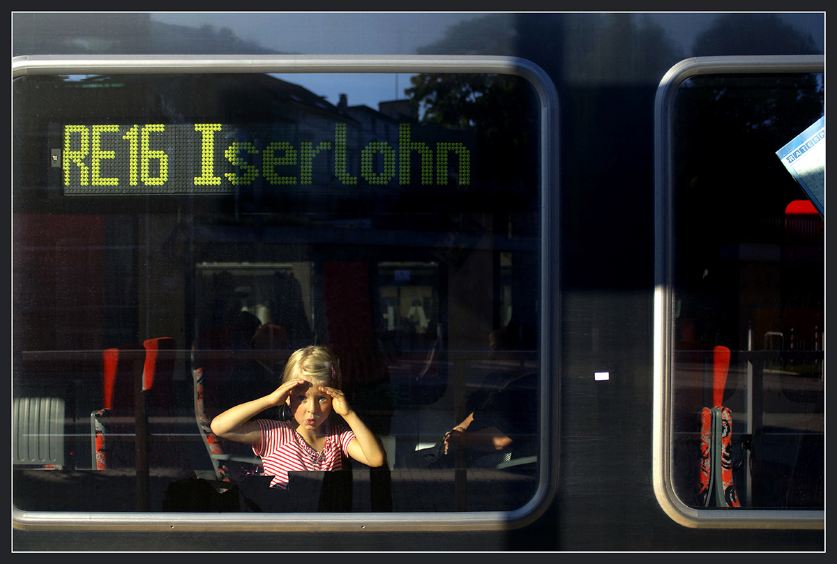 Bildtitel: Was gibt´s denn da zu sehen?
Aufnahmestandort: Iserlohn Bahnhof; RE 16 von Iserlohn nach Hagen
Aufnahmedatum: 08.09.2012