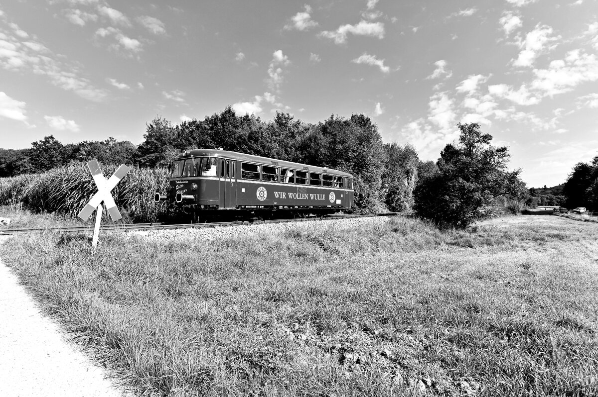 Bildvariant, kurz nach einem Feldweg Bü zwischen Neckarbischofsheim Stadt und Helmhof ist der Rote Flitzer zusehen auf seinem Weg nach Hüffenhardt am Sonntag den 5.9.2021
