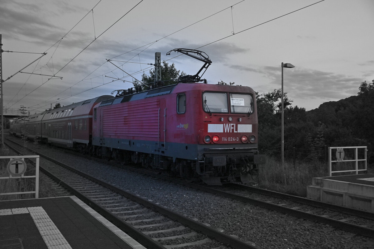 Bildvariante des Nachschuß auf die  114 024-3 in Gundelsheim. 20.82021