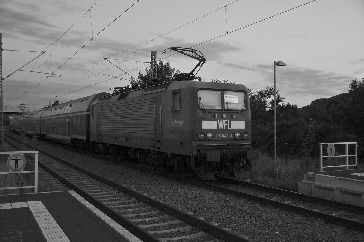 Bildvariante in s/w der aus Gundelsheim ausfahrende 114 024-3 als RE 10a nach Heilbronn. 20.8.2021