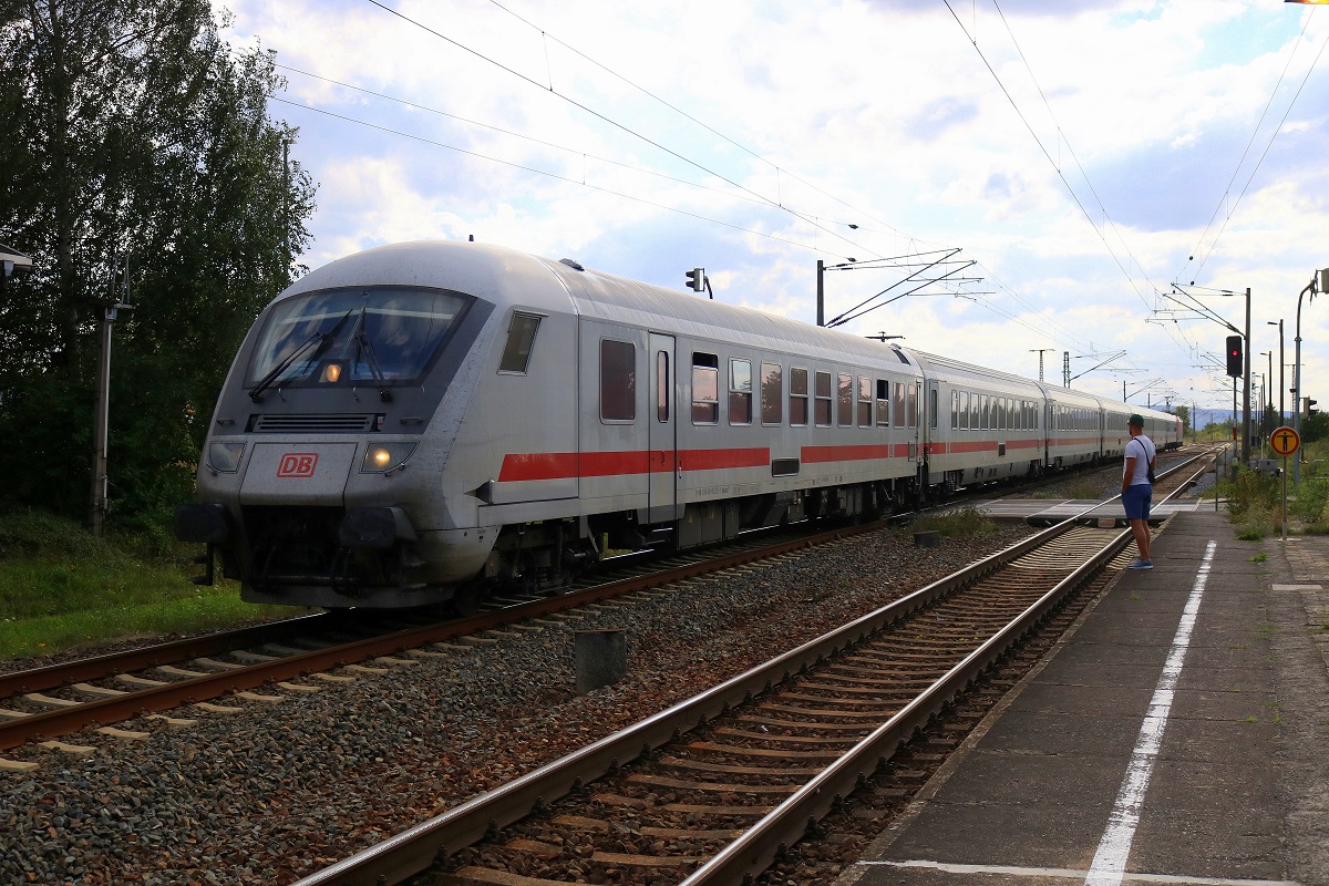 Bimdzf mit Schublok 120 118-5 DB als ca. 60 min verspäteter IC 1969 (Linie 50 MDV) von Düsseldorf Hbf nach Berlin Hbf (tief) durchfährt den Bahnhof Berga-Kelbra auf der Bahnstrecke Halle–Hann. Münden (KBS 590). Grund für die Verspätung waren Personen im Gleis in Kassel-Wilhelmshöhe. Grüße an den Tf! [4.8.2017 - 17:09 Uhr]