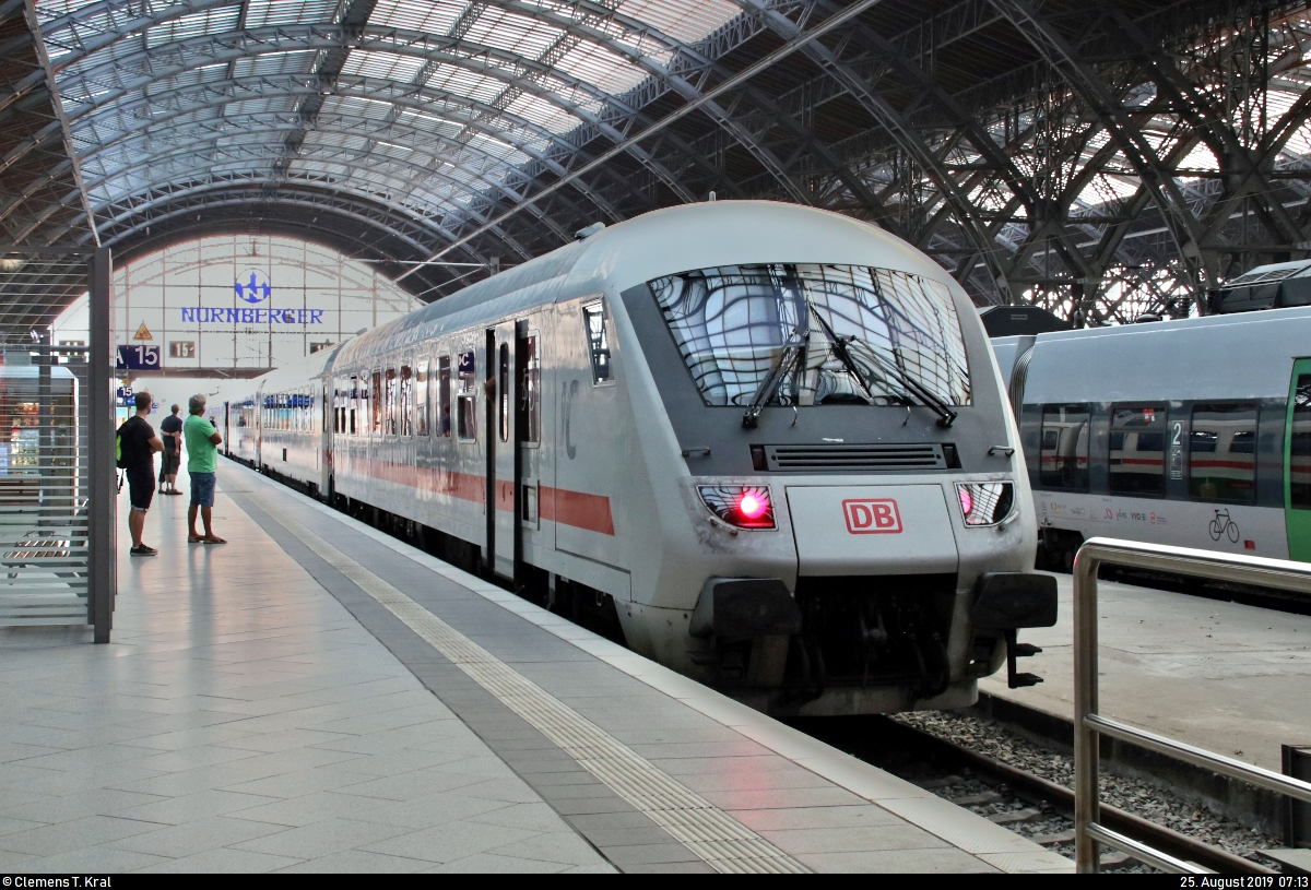 Bimdzf mit Zuglok 101 ??? als IC 2238  Warnow  (Linie 56) nach Warnemünde steht im Startbahnhof Leipzig Hbf auf Gleis 15.
[25.8.2019 | 7:13 Uhr]