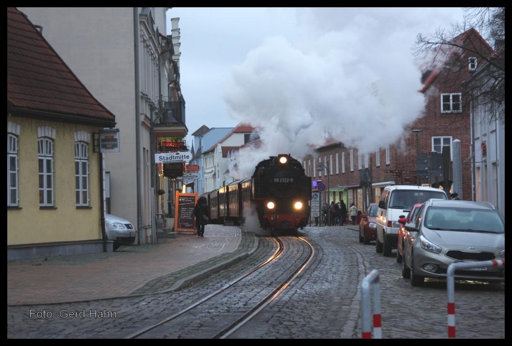 Bimmelnd kommt die Molli mit ihrem Personenzug täglich durch die Fußgängerzone von Bad Doberan gefahren. Hier erreicht 992322 am 18.11.2015 gerade auf dem Weg zum Bahnhof Bad Doberan den letzten Haltepunkt  Stadtmitte .