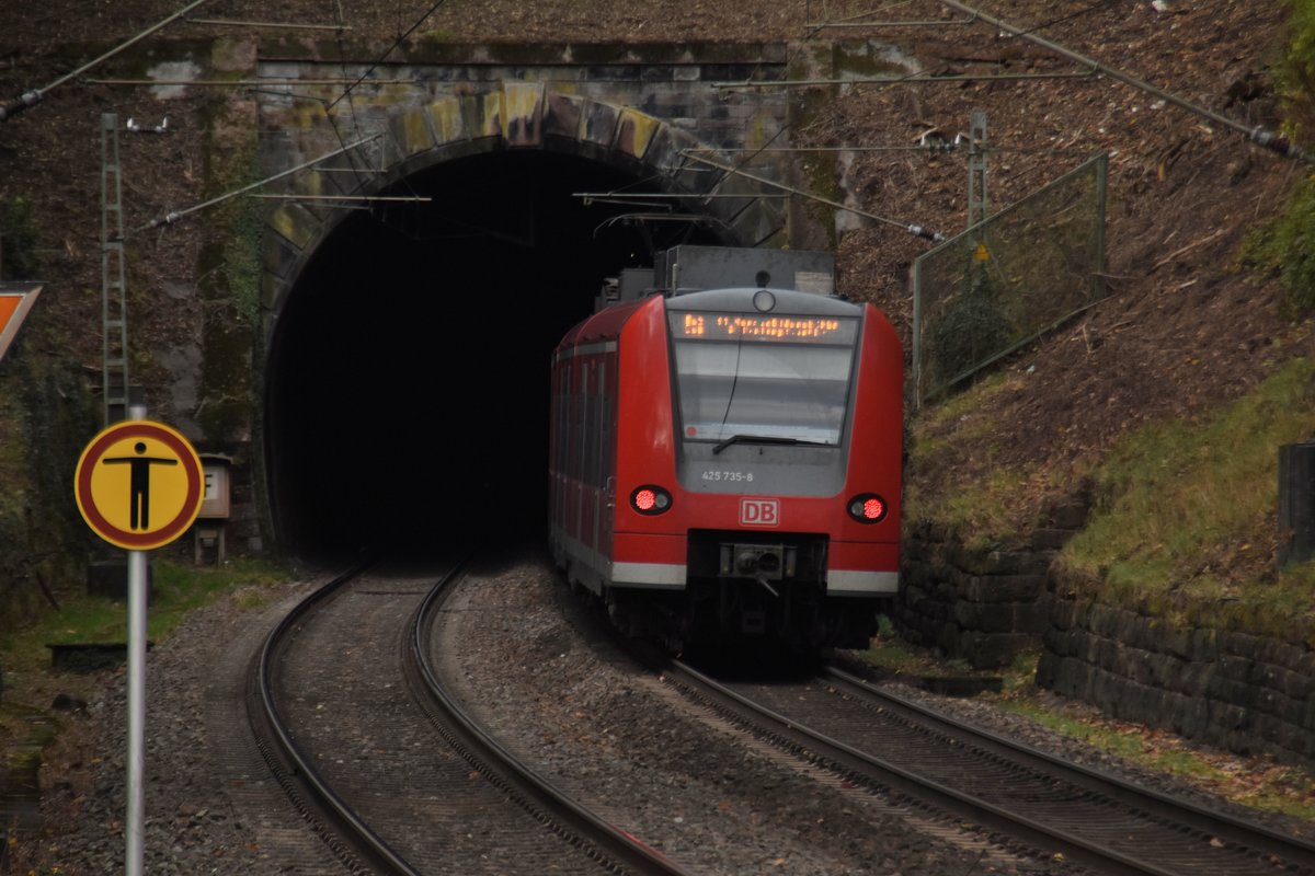 Binau. Ein S1 Zug verlsst den Bahnhof und verschwindet direkt im Tunnel der an der Gutenbacher Schleuse wieder endet. 12.11.2018