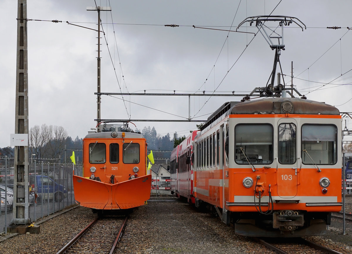 BIPPERLISI Aare Seeland Mobil, ASm
Novemberstimmung bei Regen beim Kopfbahnhof Langenthal am 27. November 2018. Hier treffen sich die Regionalzüge nach Solothurn und St. Urban Ziegelei.
In der geschützten Abstellanlage wartet der Gütertriebwagen De 4/4 321 mit den beiden Schneepflügen auf den Winterdienst.
Fotostandort gemäss Absprache zwecks Fotoaufnahme erlaubt.
Die erkennbaren Abstellgeleise werden nur sehr selten bei Rangierfahrten benützt.
Foto: Walter Ruetsch

