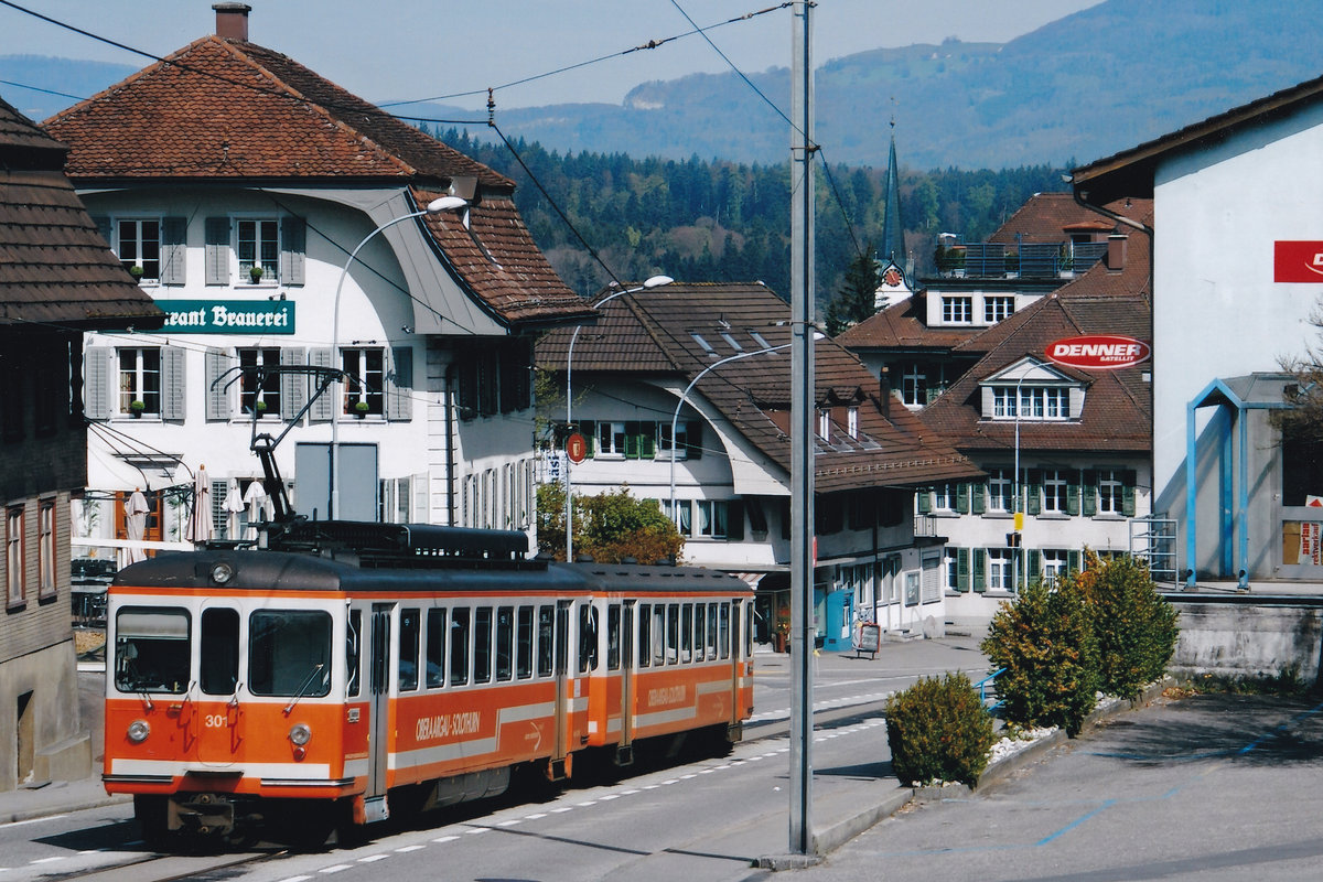 BIPPERLISI als Strassenbahn Aarwangen.
Der Pendelzug der ASm mit dem Be 4/4 301 wurde im August 2008 anlässlich der Ortsdurchfahrt Aarwangen verewigt.
Foto: Walter Ruetsch