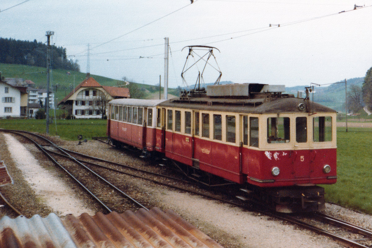 BIPPERLISI.
Aare Seeland Mobil/ASm/OJB.
Der nur an Werktagen am späten Nachmittag verstärkte Zug Langenthal - Melchnau auf der Endstation Melchnau im Februar 1979.
Kurz nach der Ankunft rangierte der SNB BDe 4/4 5 den OJB B4 17, ehemals BTB, aufs Abstellgeleise.
Der Personenverkehr St. Urban Ziegelei - Melchnau wurde am 22. Mai 1982 eingestellt.
Foto: Walter Ruetsch 
