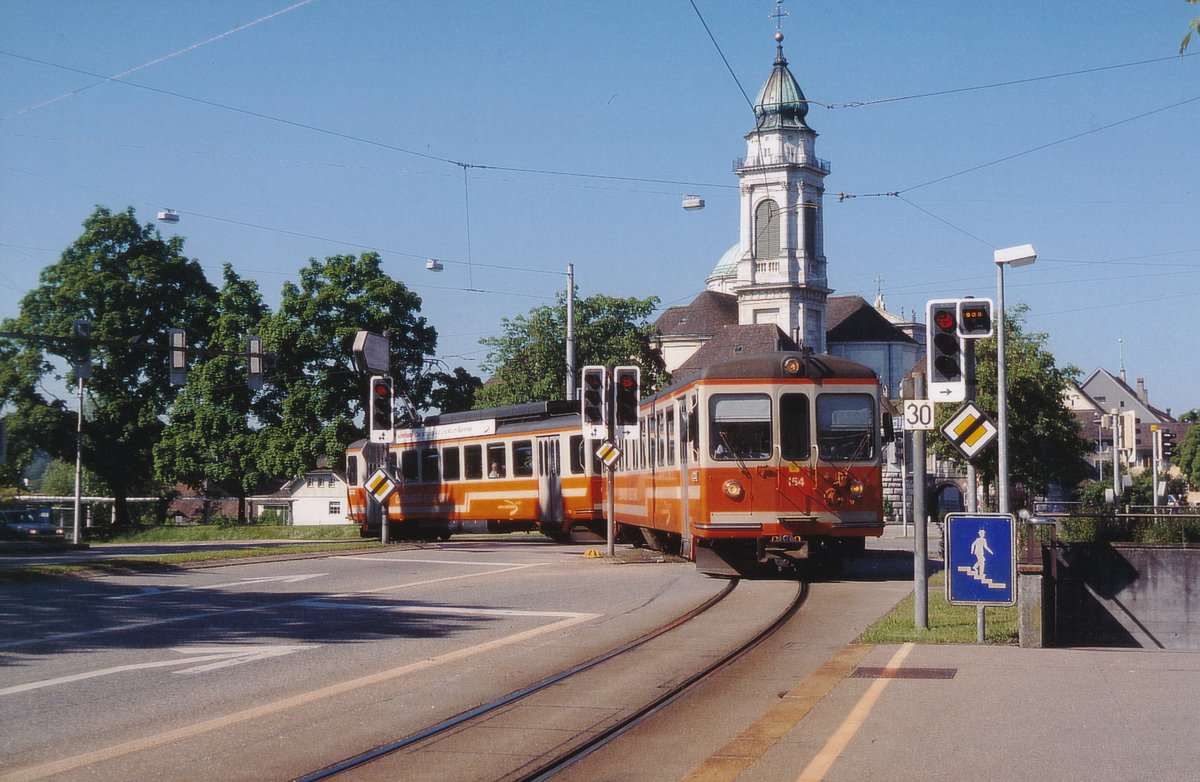 BIPPERLISI
Aare Seeland mobil
Das war einmal.
Regionalzug nach Niederbipp-Langenthal in Solothur Baseltor vor der herrlichen Kulisse der St. Ursen Kathedrale im im Mai 2004.
Foto: Walter Ruetsch