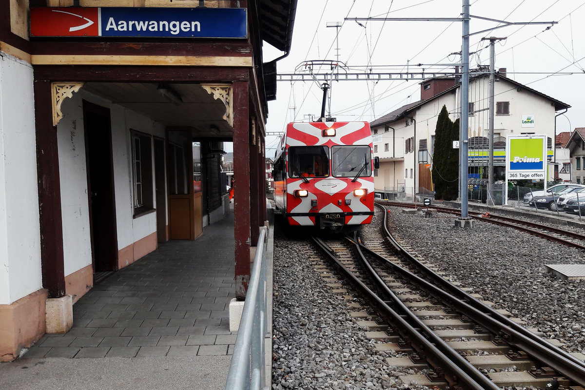 BIPPERLISI
Aare Seeland mobil
Der Reservependel bestehend aus dem Be 4/4 14 + Bt 114, ehemals AB/FW, ist für den planmässigen Betrieb auf der Strecke Langenthal-St.Urban Ziegelei bestimmt.
Am 14. Dezember 2018 konnte der Be 4/4 14 als Solotriebwagen zufälligerweise bei Aarwangen leider nur mit dem Handy verewigt werden.
Foto: Walter Ruetsch 
