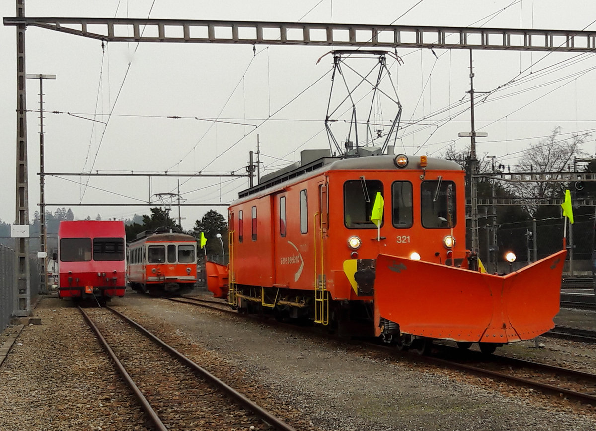 BIPPERLISI
Aare Seeland mobil
Noch rechtzeitig vor dem ersten Schneefall wurde der De 4/4 321 am 14. Dezember 2018 in Langenthal für den Winterbetrieb vorbereitet.
Auch dieses seltene Motiv konnte leider nur mit dem Handy verewigt werden.
Handy-Fotostandort Trottoir, Bildausschnitt Fotoshop.
Foto: Walter Ruetsch 