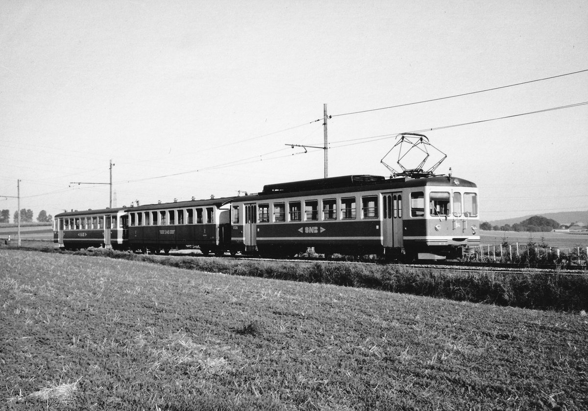 BIPPERLISI.
BAHNIMPRESSIONEN AUS DEM JAHRE 1981.
Langer und seltener Zug auf der SNB mit dem Be 4/4 81, dem B20 sowie dem Bt 101 bei Attiswil am 6. September 1981.
Foto: Walter Ruetsch