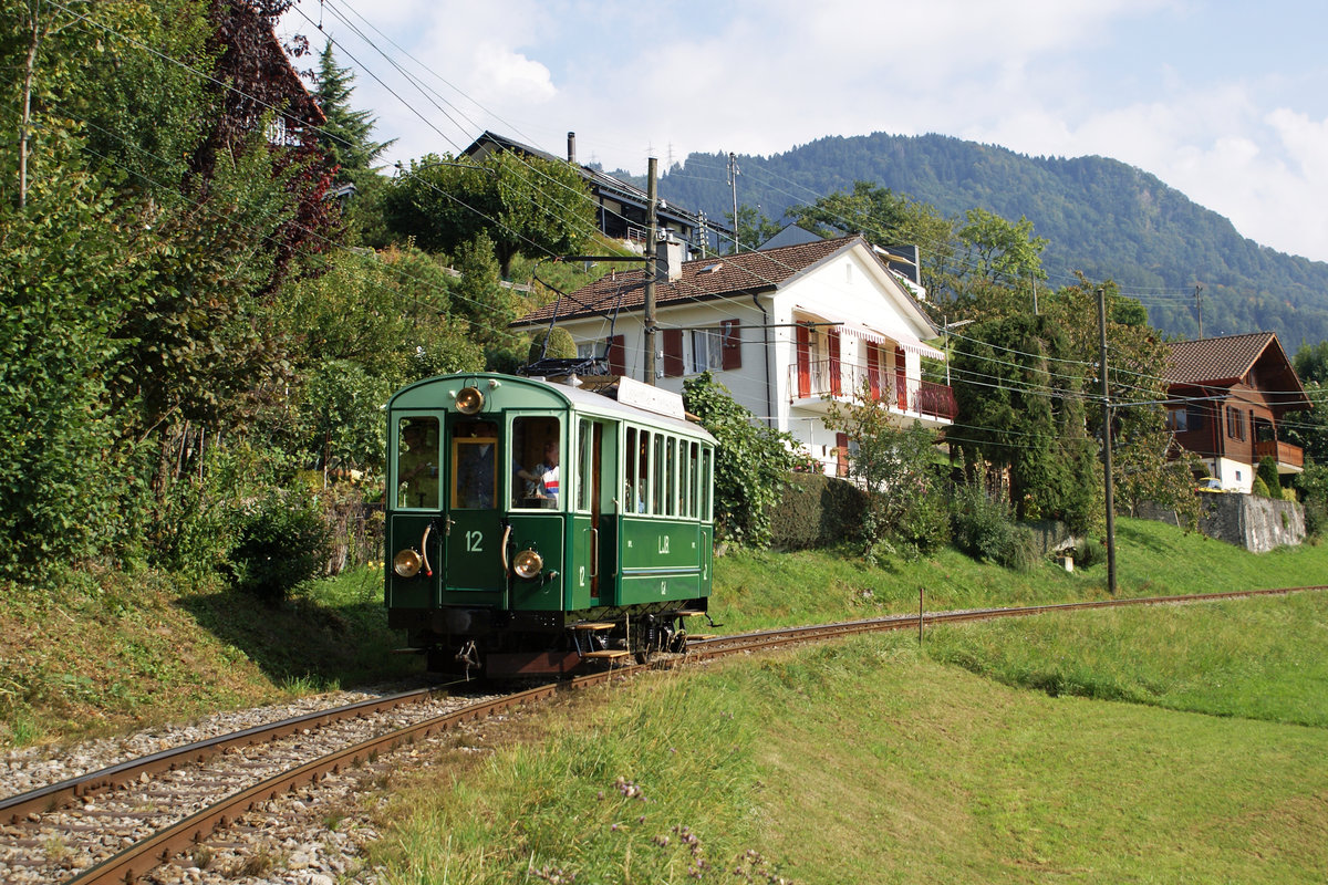 BIPPERLISI.
Der aus den Gründungszeiten der LJB stammende Ce 2/2 12 mit Baujahr 1907 hat nur dank der Museumsbahn BLONAY-CHAMBY überlebt. Am 14. September 2007 konnte der BC Be 2/2 12, ehemals OJB, bei Blonay fotografiert werden.
Foto: Walter Ruetsch 