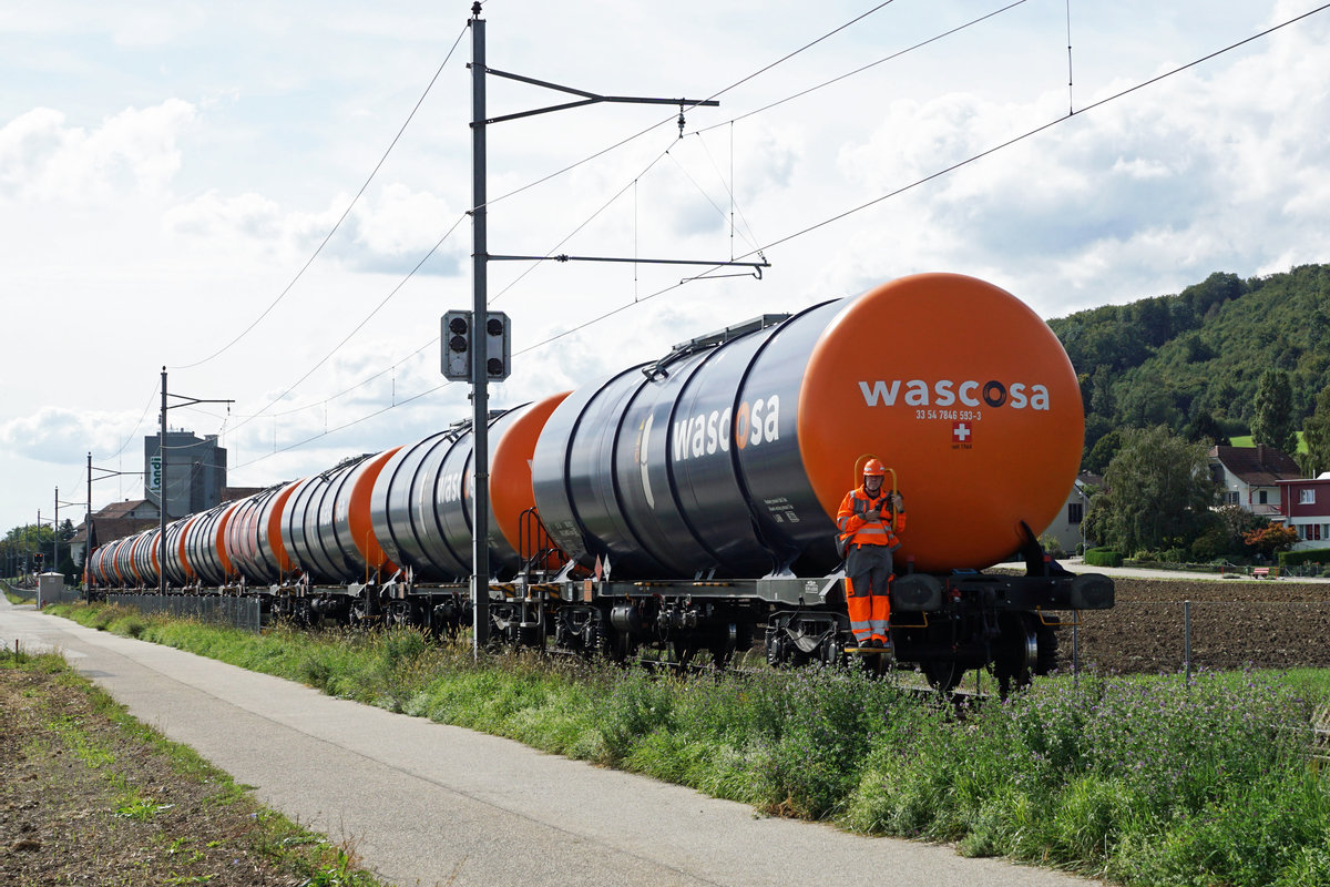 BIPPERLISI.
Impressionen zum Öltransport auf dem Dreischienengleis zwischen Oberbipp und Niederbipp vom 9. September 2019.
Wegen dem Klimawandel und der Greta haben diese Schweröltransporte keine rosige Zukunft mehr. Schon bald sind sie Geschichte.
Foto: Walter Ruetsch