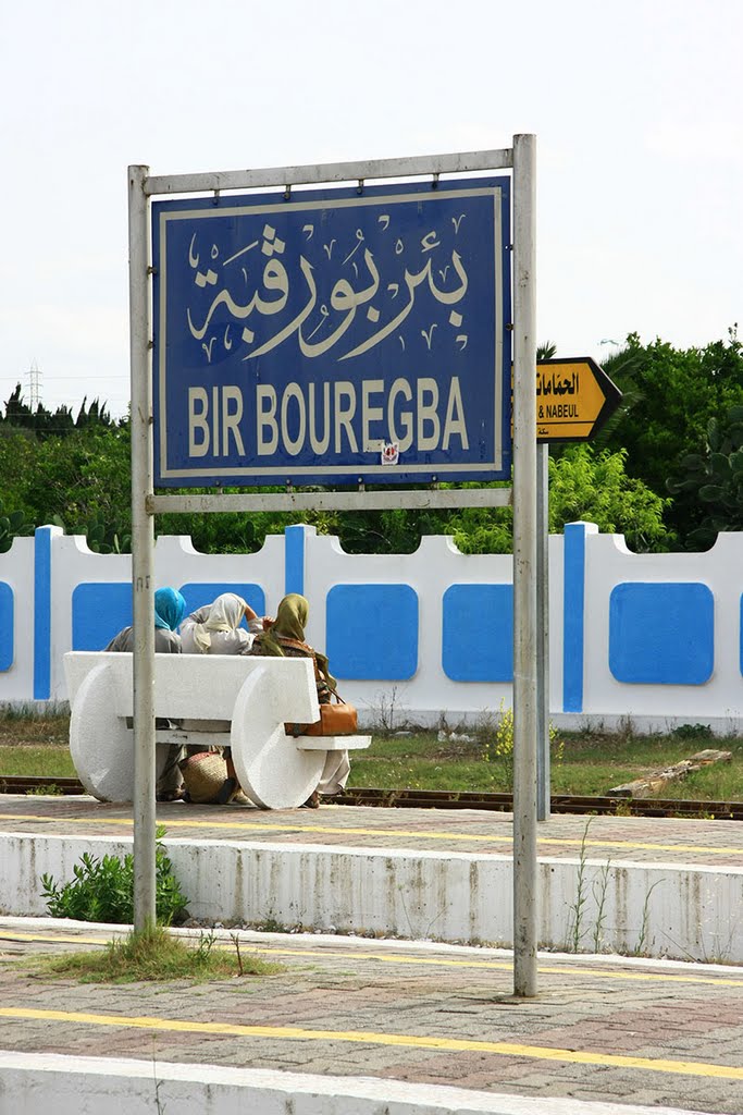 Bir Bou Regbar Bahnhofs-Schild 25.05.2005