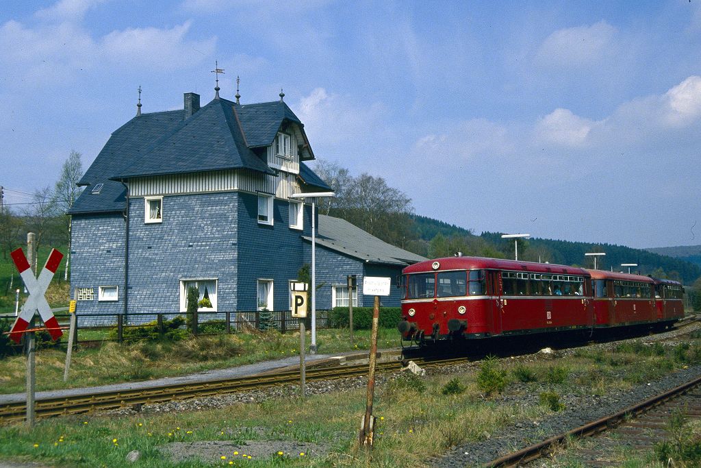Birkelbach 796 785 + 996 780 + 796 690 im ehem. Abzweigbahnhof der Strecke nach Altenhundem anlässl. einer Sonderfahrt.