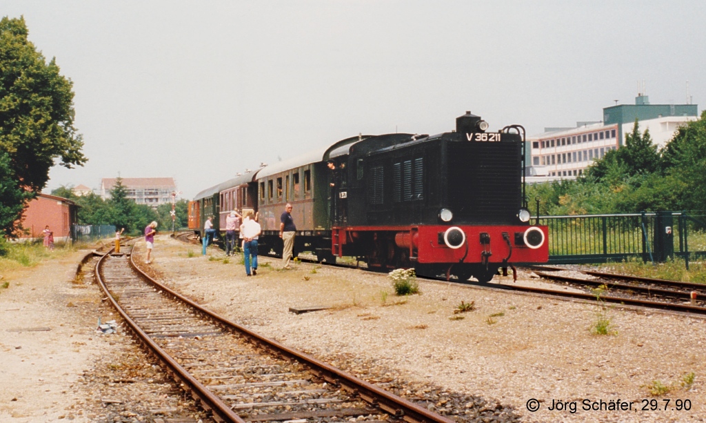 Bis 1993 war Wassertrüdingen Endstation für die Sonderfahrten des Bayerischen Eisenbahnmuseums. V36 211 stand am 29.7.90 schon für die Rückfahrt nach Nördlingen an der Südseite des „Nostalgiezuges“. Links hinter dem Baum versteckt sich das Empfangsgebäude.