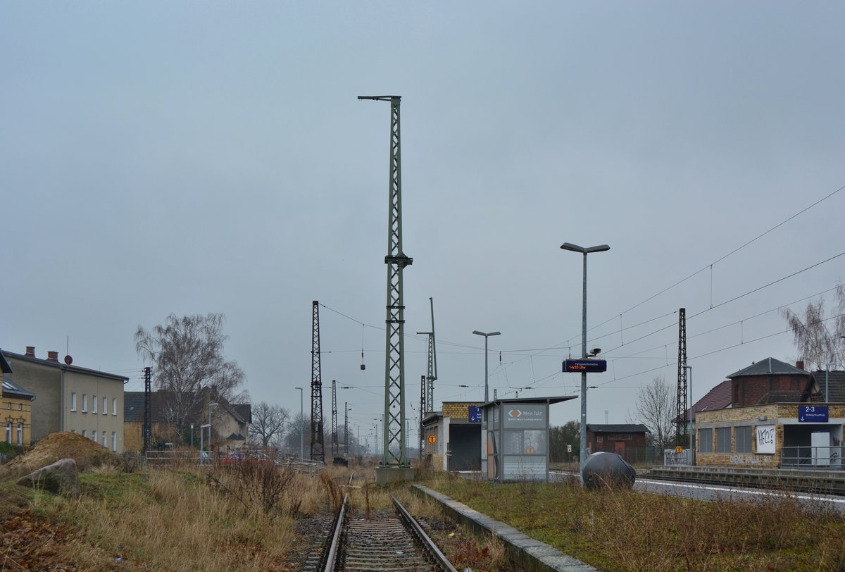 Bis 2002 konnte man vom Gleis 3 in Stumsdorf nach Bitterfeld fahren. Seit Dezember 2002 ist dort der Personenverkehr eingestellt und das Gleis 3 wurde nicht mehr benötigt. Mittlerweile auch unbefahrbar gemacht wurde ein Mast ins Gleis 3 gesetzt. Bald wird die schöne Idylle in Stumsdorf vorbei sein denn mit dem Umbau des Knotenpunktes Köthen wird auch Stumsdorf seine beiden Stellwerke samt HL Signale verlieren welche durch Ks-Signale ersetzt werden. Der mechanische Bahnübergang wird durch einen modernen Bahnübergang ersetzt und auch die Oberleitungsmasten von der Elektrifizierung 1955 werden durch neue Masten ersetzt. 

Stumsdorf 01.03.2019