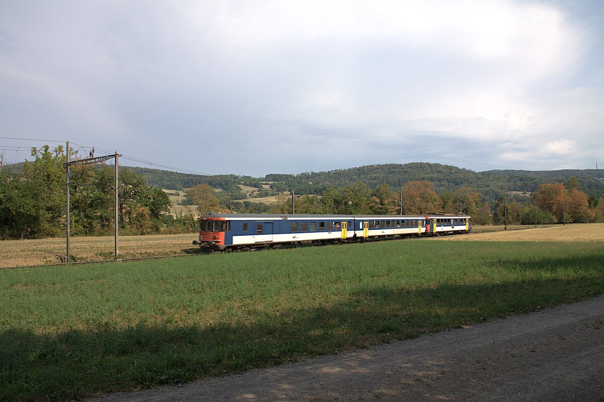 Bis in die 70-er Jahre waren die Reisezugwagen der SBB tannengr�n. Mit Swissexpress und Kolibri wurden die Fahrzeuge bunter.
Sp�ter wurden nach Revisionen auch �ltere Wagen farbig lackiert. So wie dieser RBe 4/4 Pendelzug im Kolibridesign.
DSF hat eine Komposition betriebsf�hig erhalten und am 16.08.2026 f�r das Jubil�um 150 Jahre Winterhur-Koblenz verkehren lassen. Hier ist auch mal ein St�ck gr�ne Wiese zu sehen. Das ist in diesen Wochen selten geworden.