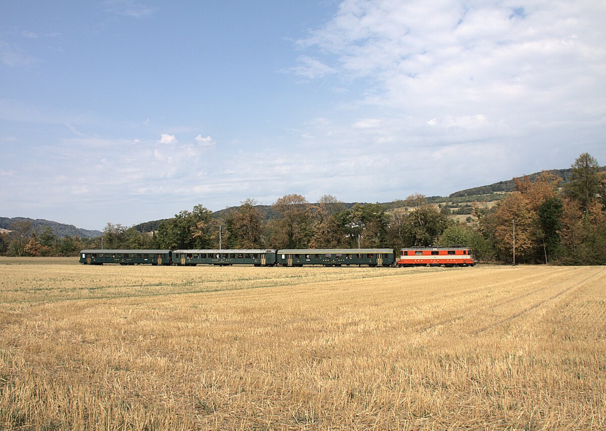 Bis in die 70-er Jahre waren die Reisezugwagen der SBB tannengr�n. Mit Swissexpress und Kolibri wurden die Fahrzeuge bunter.
Die Swissexpressz�ge sind bereits ausrangiert. Einige Lokomotiven behielten diese Lackierung noch sehr lange. Diese Maschine wird von DSF betriebsf�hig erhalten
und verkehrt am 16.08.2026 f�r das Jubil�um 150 Jahre Winterhur-Koblenz.