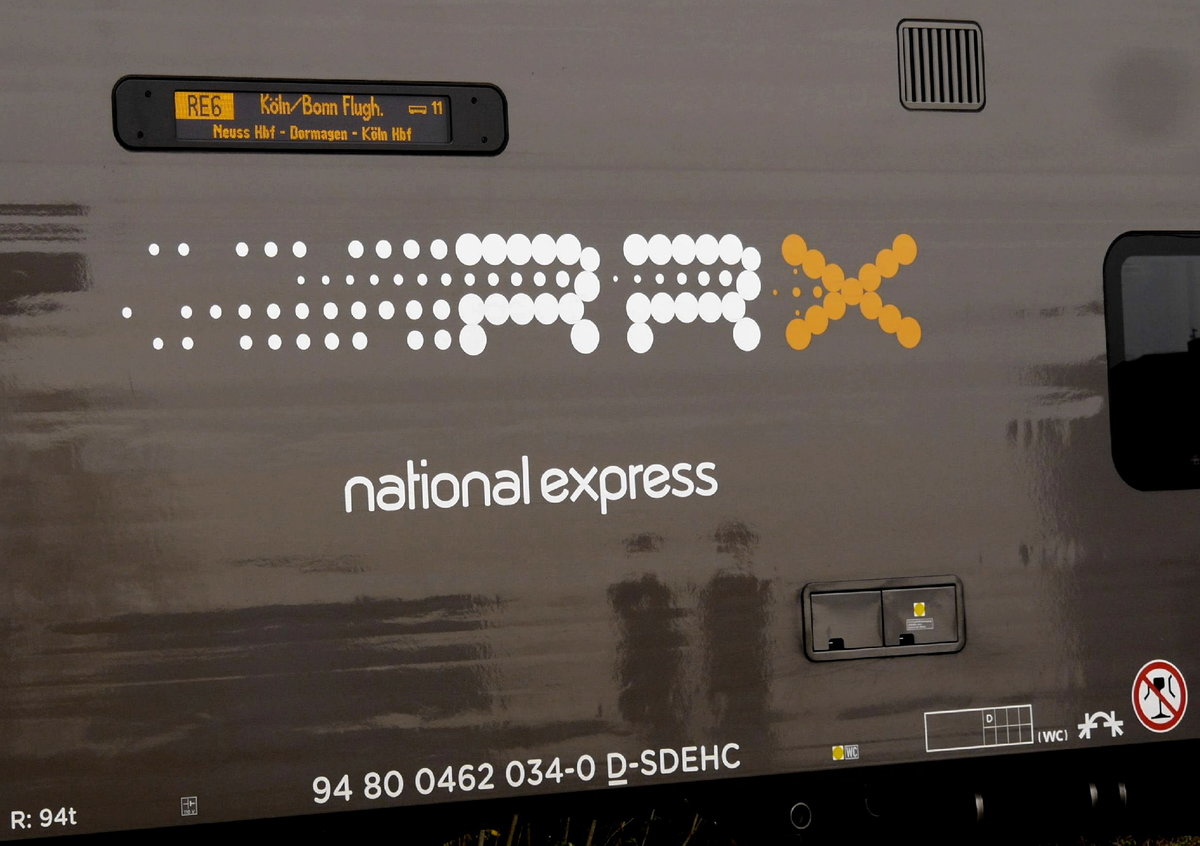 Bis der angegebene Linienweg tatsächlich zum Zuge kommt, wird  es noch dauern. Wegen des Baus der RE/RB-Station Düsseldorf-Bilk wird der Zugverkehr zwischen Neuss und Düsseldorf vom 15.12.19 bis zum 20.4.20 kräftig ausgedünnt. Der RE 6 bleibt südlich Düsseldorf rechtsrheinisch mit Köln Messe/Deutz als einzigem Zwischenhalt. Bei einer Fahrzeit von 52 Minuten für Deutz - Düsseldorf gibt es dabei viel Raum für Spekulationen über den Fahrweg. (Aufnahme bei einem außerplanmäßigen Halt des Zuges an der S-Bahn-Station Neuss Rheinparkcenter am 15.11.19)